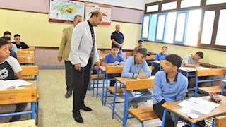 محافظ أسيوط يتفقد لجان امتحانات الإعدادية ويؤكد توفير الأجواء المناسبة للطلاب -صور