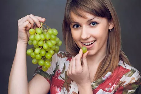 ماذا يحدث لمرضى ضغط الدم عند تناول العنب؟ استشاري يوضح 