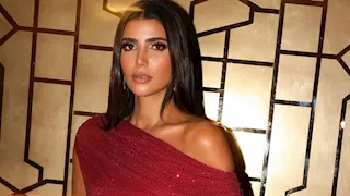 "بقصة حورية البحر".. ريم سامي بفستان جذاب 
