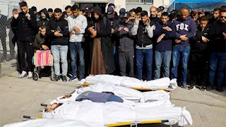 استشهاد 7 فلسطينيين في غارة إسرائيلية استهدفت مخيماً للنازحين وسط غزة