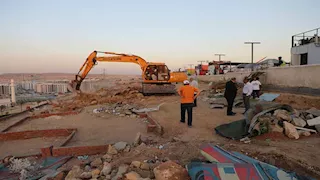 محافظ القاهرة يقود حملة لإزالة التعديات والإشغالات بكورنيش المقطم