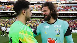 أليسون يفاجئ شوبير بهذا الطلب بعد مباراة مصر والبرازيل (فيديو)