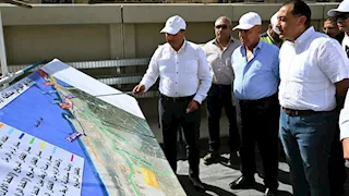 رئيس الوزراء ووزير النقل يستقلان عربة بالمرحلة الأولى لمترو الإسكندرية - (صور)