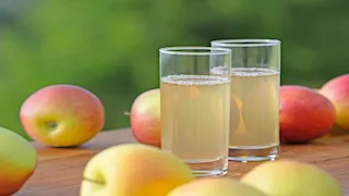 ماذا يحدث لجسمك عند شرب عصير التفاح؟
