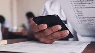 "والنبي ما لحق يبعت ولا يجاوب".. أم تستعطف لجنة الامتحان بعد ضبط ابنها يغش بالهاتف