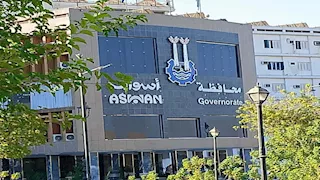 صدمته سيارة أثناء عمله.. محافظ أسوان ينعى عامل نظافة توفي في حادث