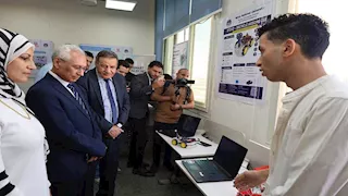 جراج ومنازل ذكية.. رئيس جامعة المنيا يفتتح معرض تطبيقات الذكاء الاصطناعي