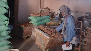 استولى على نصف طن زيت وسكر.. تموين الإسماعيلية يضبط بقالاً مخالفاً بالقنطرة