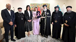 بالصور.. البابا تواضروس الثاني يزور مستشفى بهية ويشيد بدورها الإنساني