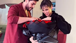 في أجواء رومانسية.. صديق نور عمرو دياب يهديها باقة ورد والأخيرة ترد: "أحبك جدا"