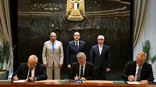 مدبولي يشهد توقيع عقدين لتوريد الكهرباء النظيفة لمشروعات اقتصادية قناة السويس