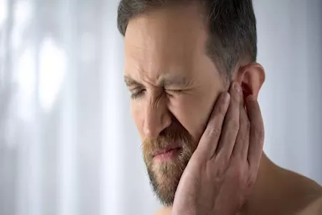 أسباب الشعور بحكة الأذن بعد الاستيقاظ مباشرة.. طرق طبيعية لتخفيفه