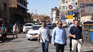محافظ أسوان يوجه بتخصيص باكيات جديدة للباعة الجائلين ويوفر فرص عمل للشباب