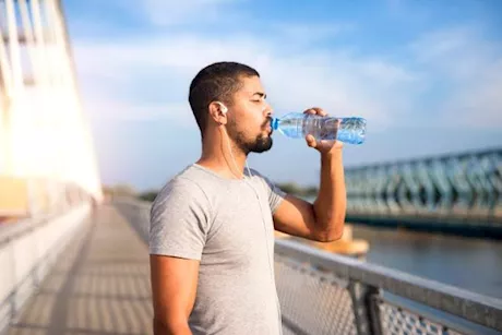 تناول الماء أم محاليل الإلكتروليتات في الصيف.. أيهما أفضل على الصحة؟