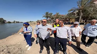 رئيس مياه القناة يتابع تداعيات سقوط حفار بترعة الإسماعيلية -صور