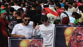 "فلسطين وشرفتونا".. لافتات جماهيرية تستقبل بعثة منتخب مصر