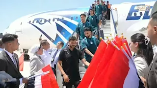 بالأعلام والهتافات.. لحظة استقبال لاعبي منتخب مصر في مطار العلمين