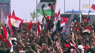 بالصور.. مصطفى زيكو يرفع علم فلسطين في احتفالات منتخب مصر