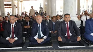 3 محافظين يؤدون صلاة الجمعة بمسجد عمرو بن العاص احتفالا بالعيد القومي لـ "القاهرة"