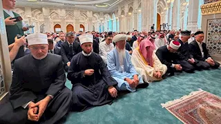 وزير الأوقاف والمفتي يؤديان صلاة الجمعة بمسجد الإمام البخاري بأوزبكستان