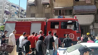 دخان كثيف وألسنة لهب.. 3 سيارات إطفاء لإخماد حريق شقة سكنية ببورسعيد (صور)