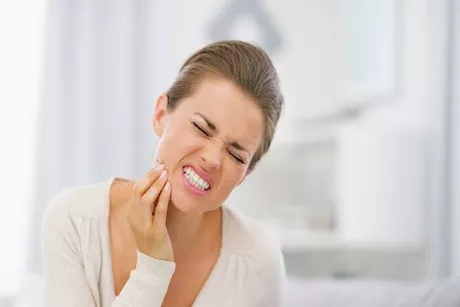 8 نصائح لعلاج حساسية الأسنان  واللثة بعد جلسة التبييض
