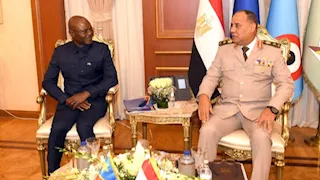 صور.. وزير الدفاع يبحث مع نظيره الكونغولي تعزيز التعاون العسكري والأمني