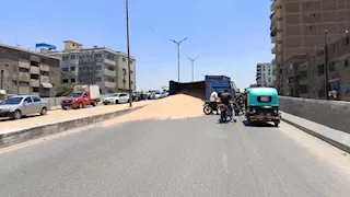 انقلاب سيارة محملة بالقمح أعلى كوبري الشارع الجديد بشبرا الخيمة 