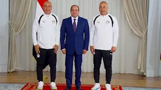 الرئيس السيسي يتوسط صورة تذكارية مع التوأم حسام وإبراهيم حسن