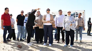 محافظ الوادي الجديد تتفقد موقع مجمع الصناعات الغذائية الجديد على مساحة 100 فدان