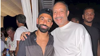 أحمد فهيم ينشر صورة مع محمد صلاح في العلمين ويعلق: "ابن بلدي الحلو"