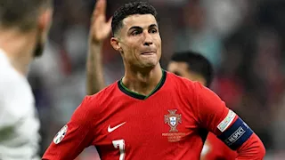 دموع أم عرق؟.. كيف تسبب بكاء رونالدو في أزمة بملايين الدولارات؟