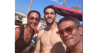 آسر ياسين مع مصطفى شوبير ويعلق بطريقة كوميدية: "حتى الشجر واقف له عارضة"