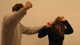 "40 سنة زواج انتهى بطلاق غيابي".. حكاية سيدة تحملت العنف والديون من أجل أبنائها