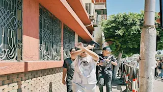 على طريقة العميد.. طالب ببورسعيد يعترض على مراقب لجنته بإشارة حسام حسن - فيديو وصور