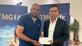 تنفيذا لوعده.. هشام طلعت مصطفى يُسلّم عامل الدليفري مكافأة 100 ألف جنيه