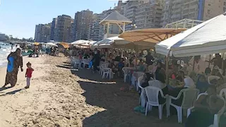 مياه فيروزية ونسمة هواء..  أجواء رائعة على شواطئ الإسكندرية| صور