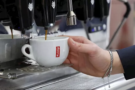 ماذا يحدث لضغط الدم عند التوقف عن تناول الكافيين؟.. استشاري باطنة يوضح