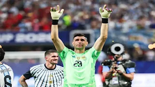 أعيش فيها منذ 16 عامًا.. تصريحات  إيميليانو مارتينيز عن مواجهة إنجلترا بنصف نهائي كأس العالم 2026 