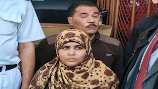 دموع ونظرات صامتة.. كواليس لقاء المتهمة ووالدة "عروس بورسعيد" داخل المحكمة (صور)