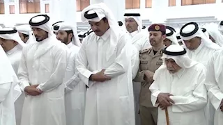 أمير قطر يتقدم المصلين في صلاة الجنازة على الشيخ حمد بن خليفة آل ثاني.. فيديو