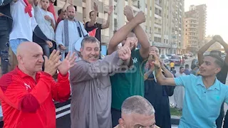 "لا للعنصرية".. أسرة اللاعب محمود صابر تستقبله بلافتة تضامنية في كفر الشيخ (صور)