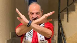 بقميص منتخب مصر ووشاح فلسطين.. خالد الصاوي يدعم حسام حسن