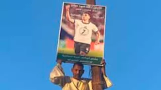حبًا في اللاعب محمود صابر.. مواطن يتسلق عمود إنارة لرفع صورته بكفر الشيخ (صور)