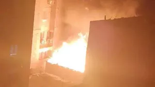 دون إصابات.. السيطرة على حريق أعلى برج سكني في فيصل- صور