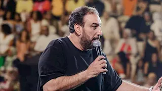 بالصور.. حسام حسني يحيي حفلا غنائيا على المسرح الروماني