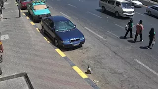 كاميرا وثقت لحظة وقوع الحادث.. ميكروباص يدهس فتاة في الإسكندرية- فيديو وصور