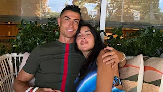 بالصور.. جورجينا تستمتع بعطلتها الصيفية بصحبة عائلتها