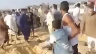 "بلطة" في وجه المشيعين.. كيف تحولت جنازة عروس إلى خناقة داخل مقابر بني سويف؟