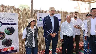 سفير النرويج يجلس على الحصير للاستماع لنساء المنيا ويبحث إطلاق "وادي الطاقة" -صور